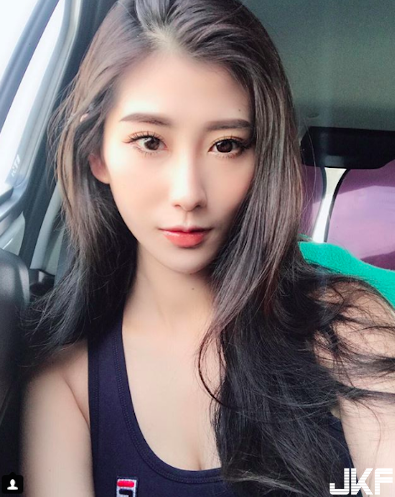 爆乳女神「超深事業線」好驚艷！「超大長輩」看了口水狂流啊！