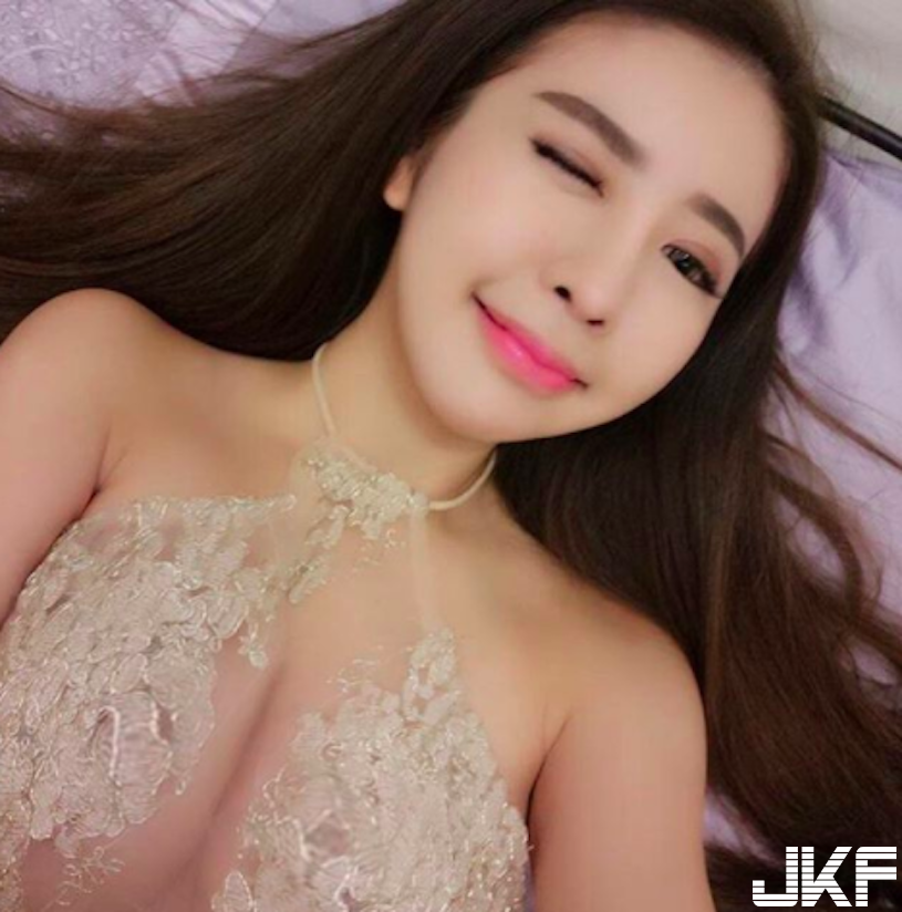 街上捕獲「溢乳正妹」路人紛紛彎腰！由於「長輩份量驚人」直接把撐爆上衣滿出來啦！