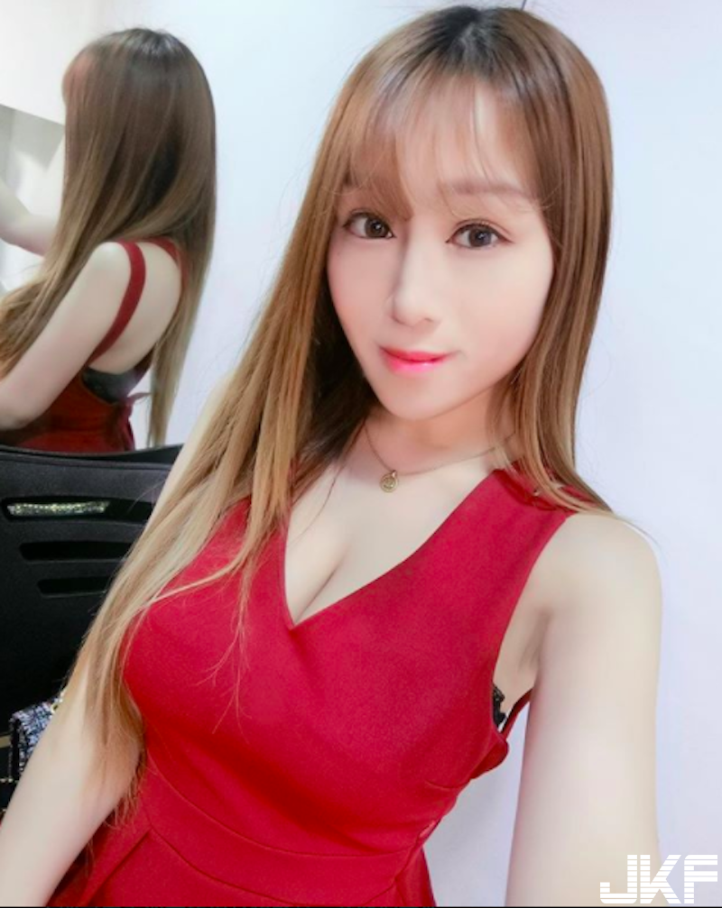 香港妹子出沒！遊艇上大曬「白嫩美乳」真的好辣！全身雪白到像在發光啊！