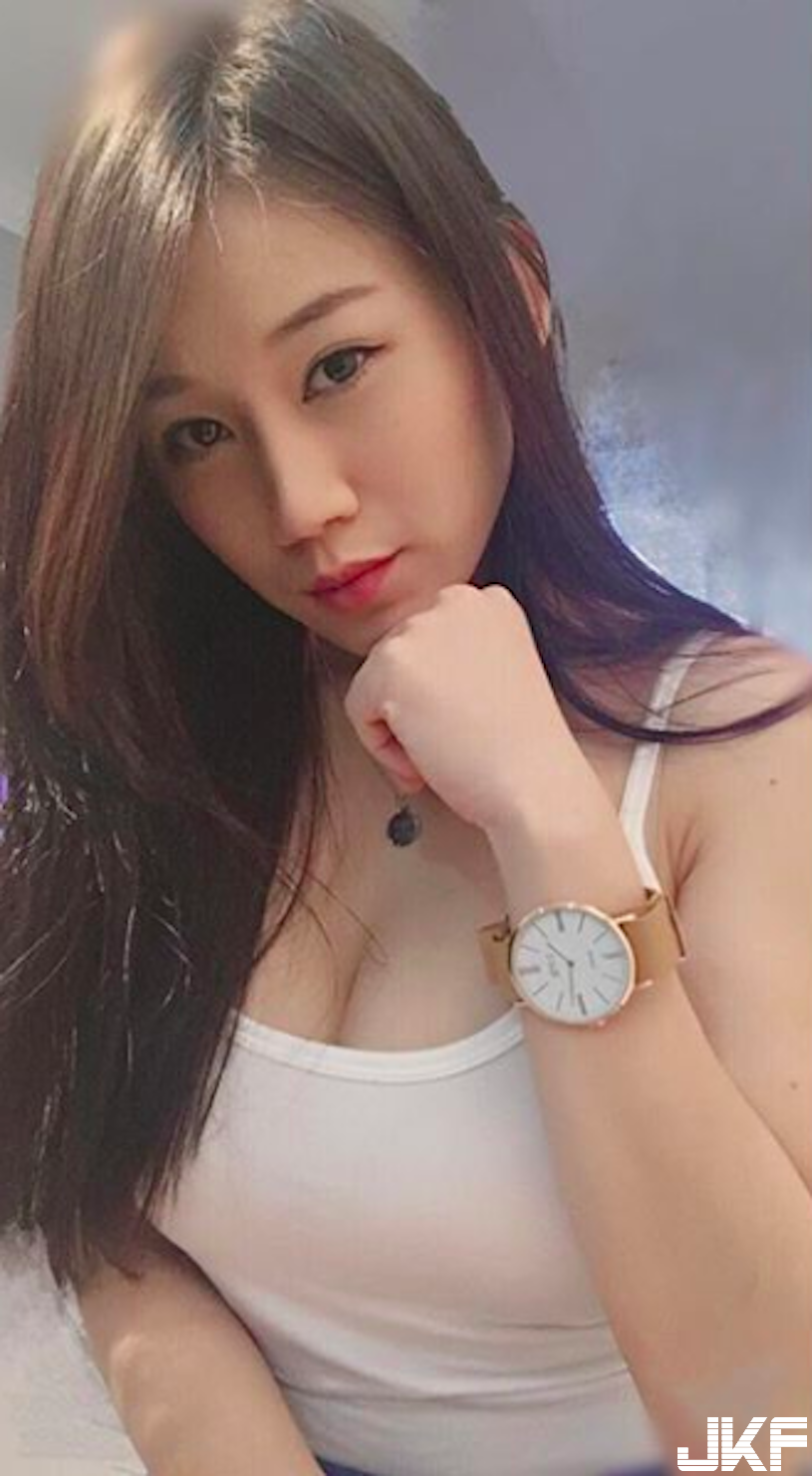 大胸妹子「飽滿乳量」好猖狂！細肩背心裡「滿滿都是深溝」！
