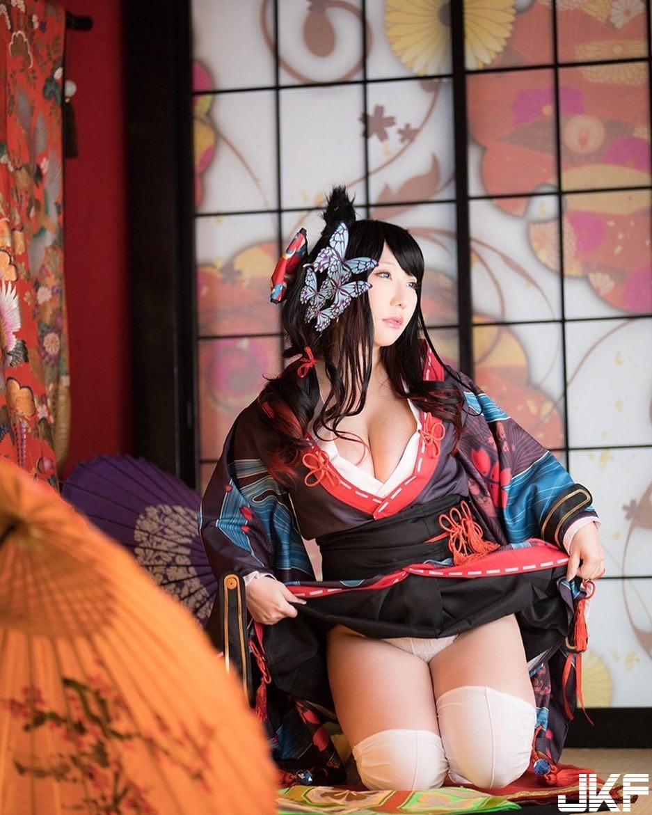 大膽「巨乳Coser」尺度無極限！薄紗加胸貼上陣　濕漉漉豐臀太性感！