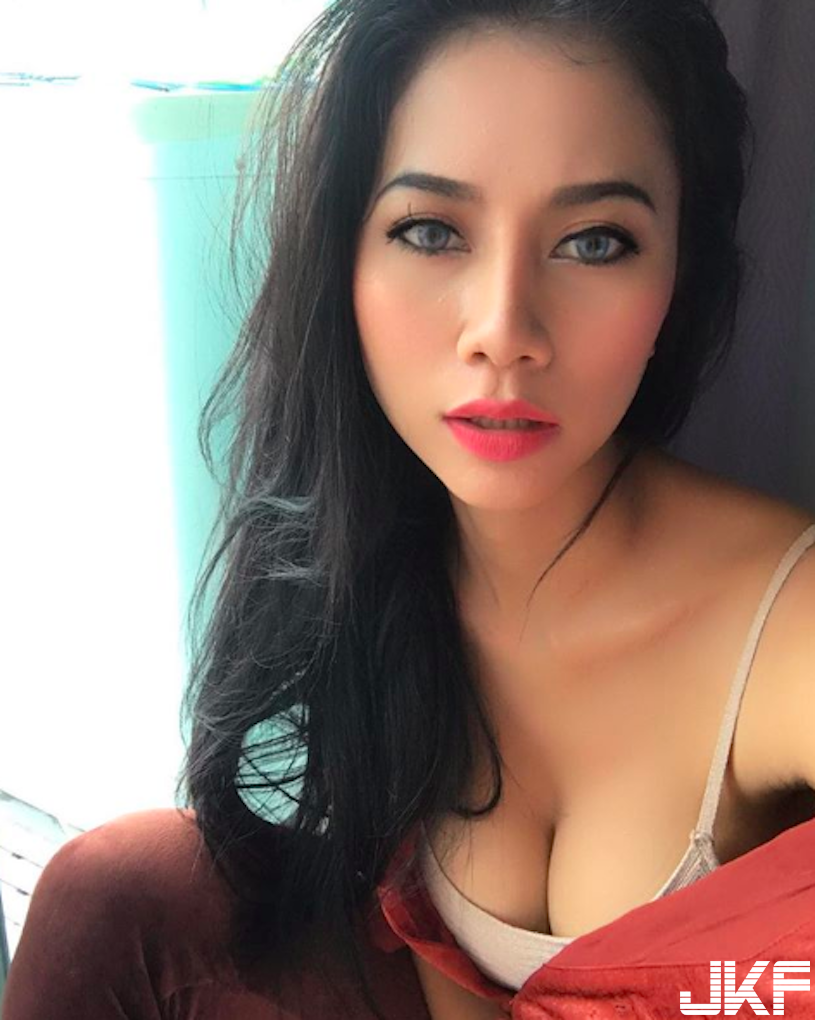 爆乳正妹「用奶壓床」！情趣皮帶裝「威力超強」，一看就受不了&#8230;