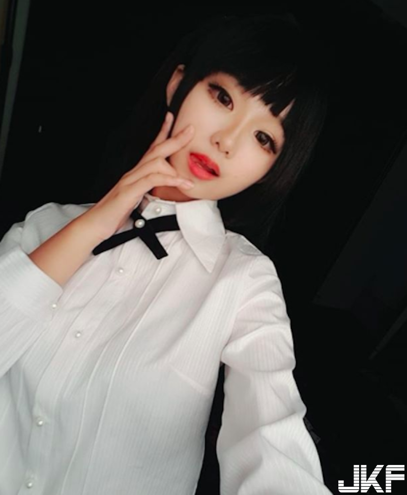短髮萌妹海邊捧「西瓜排球奶」！前凸後翹的「飽滿雙球」感覺手感好厲害啊！