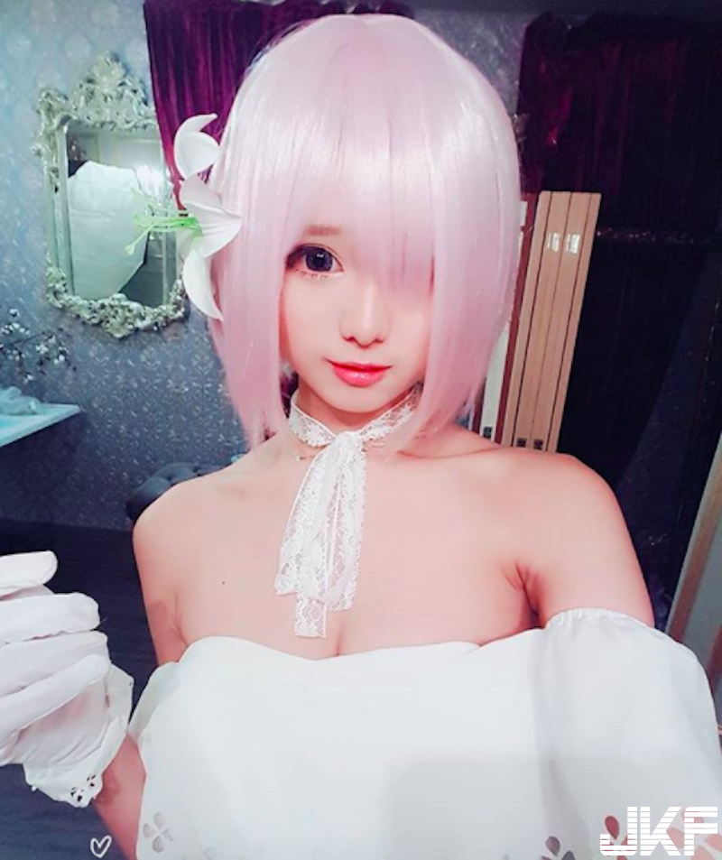 短髮萌妹海邊捧「西瓜排球奶」！前凸後翹的「飽滿雙球」感覺手感好厲害啊！