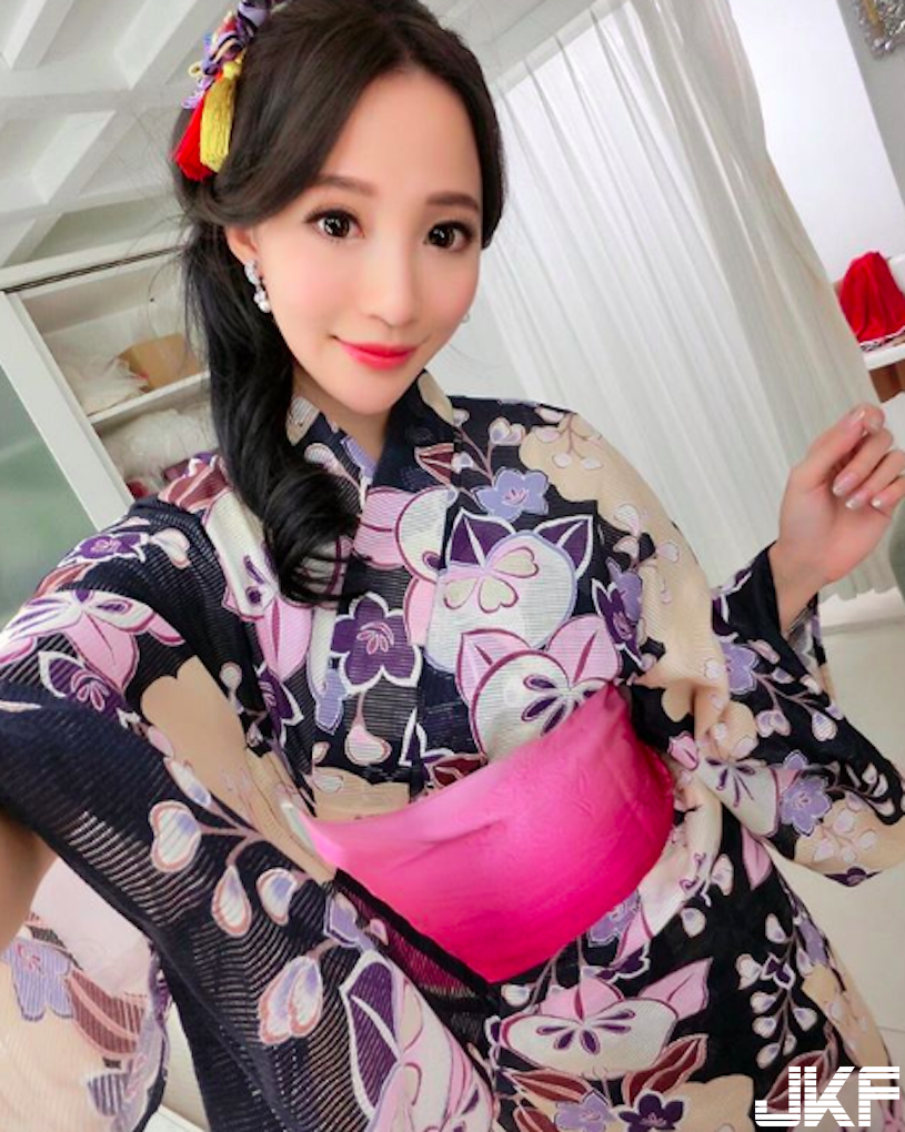 正妹比基尼美乳辣暈了！「傲人胸型」深溝好兇猛！