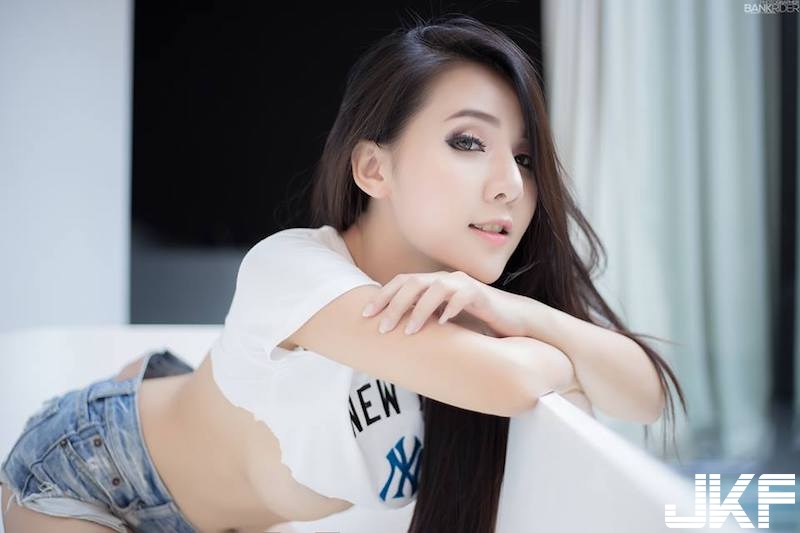 露出來啦！「白嫩奶妹」上衣剪太短！兩顆「渾圓大肉包」就這樣一半在外面！