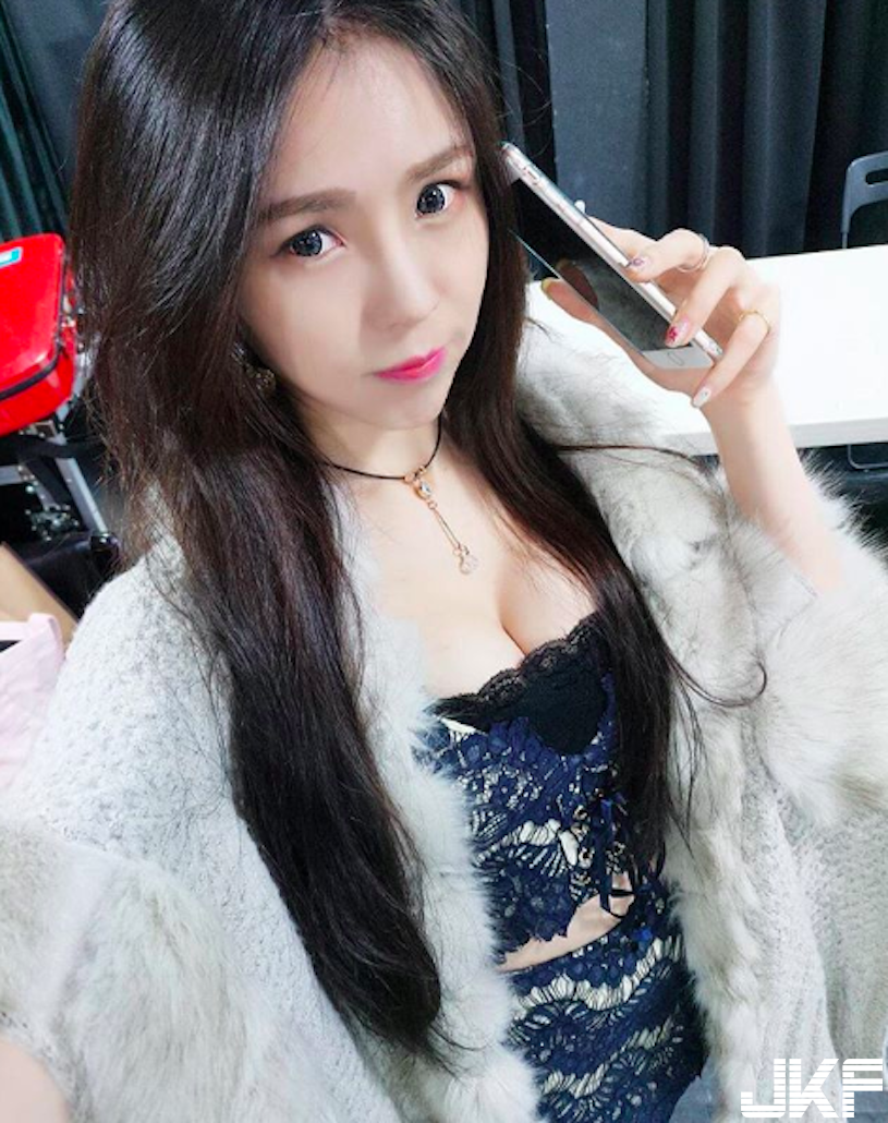 正妹搭車「超兇美乳」好噴血！萌顏雪乳真的是太犯規了！