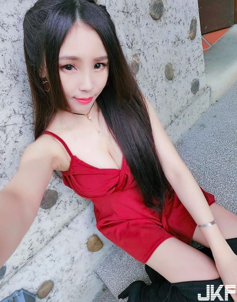 正妹搭車「超兇美乳」好噴血！萌顏雪乳真的是太犯規了！