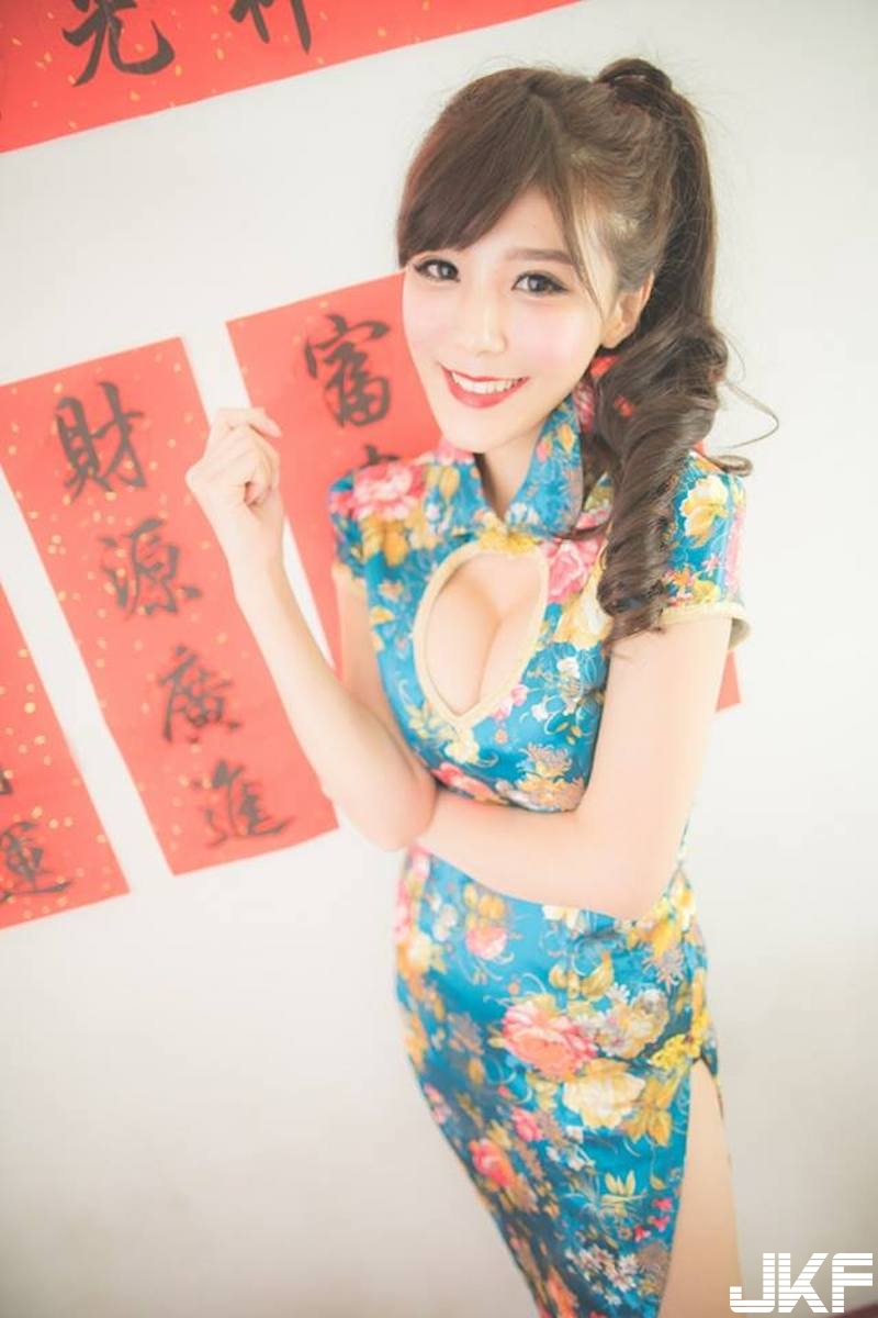 曬長輩了！「美乳正妹」上圍太胸猛！中路一開「雪白巨乳」呼之欲出好撩人！