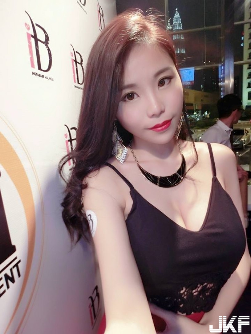 沙灘驚見「超巨大長輩」！「極致乳量蹦出」旁邊遊客都看暈了！