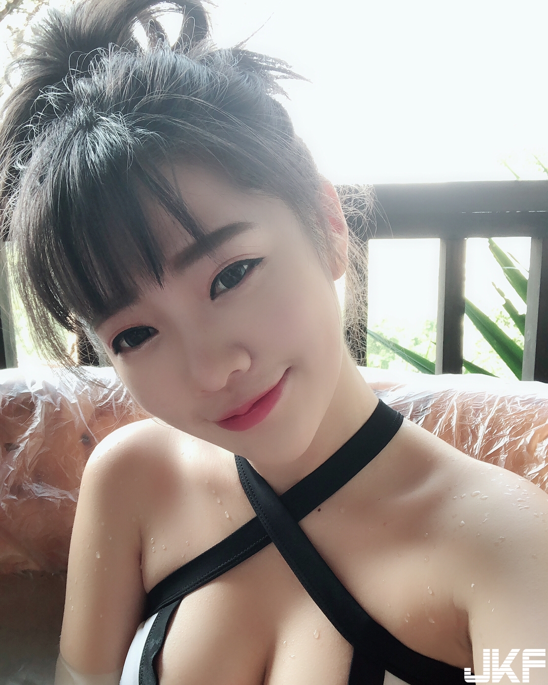 妹子也愛不釋手的美乳！甜美「氣質正妹」超飽滿渾圓胸型，一秒吸走你的目光！