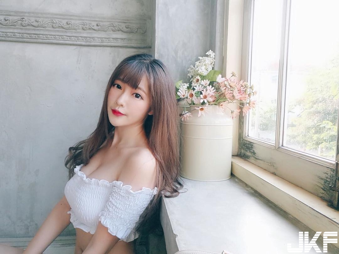 妹子也愛不釋手的美乳！甜美「氣質正妹」超飽滿渾圓胸型，一秒吸走你的目光！