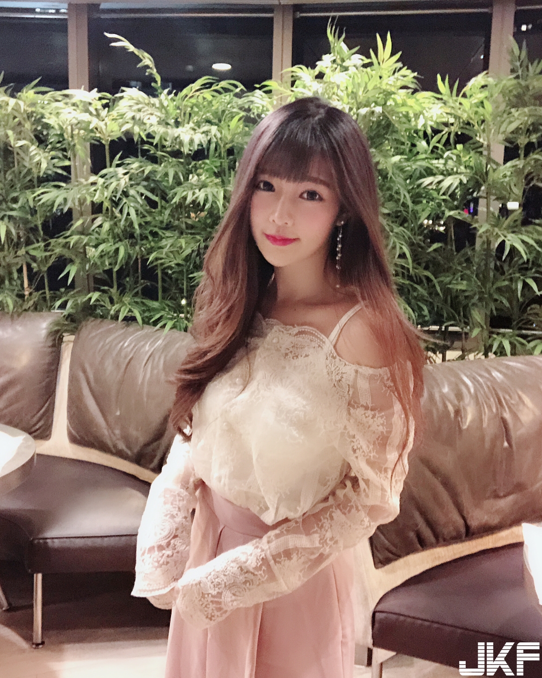 妹子也愛不釋手的美乳！甜美「氣質正妹」超飽滿渾圓胸型，一秒吸走你的目光！