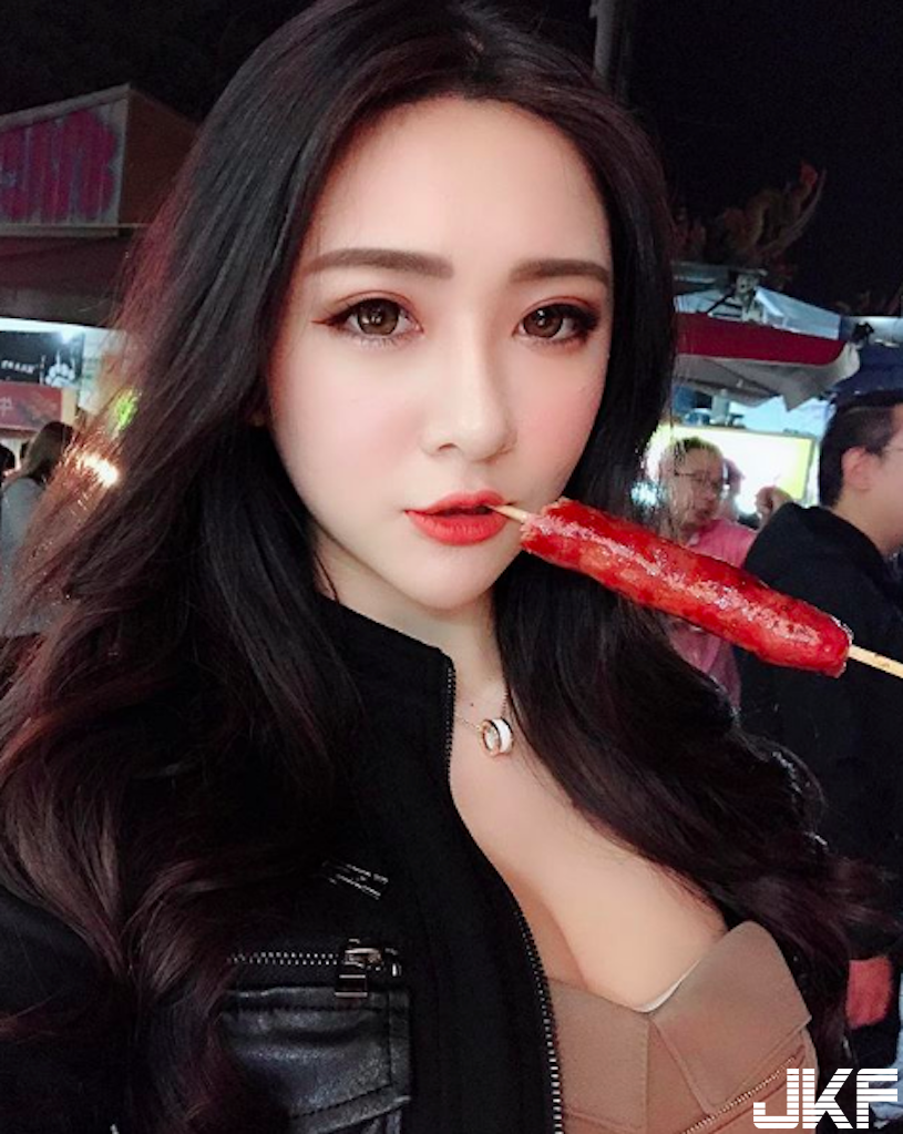 火辣辣！餐廳捕捉「超胸美腿妹」飽滿身材太犯規！讓人迷戀的「美乳視角」有夠誘人&#8230;