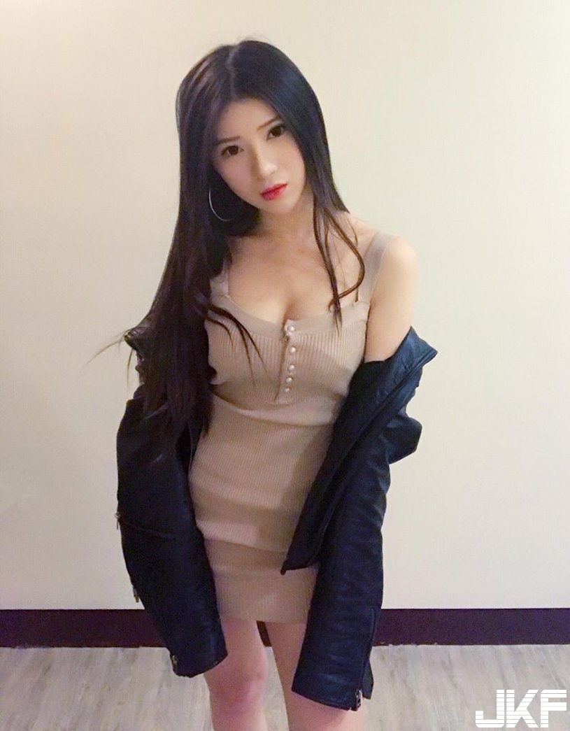 過生日必備長輩！「白嫩美乳正妹」長輩好兇，「倒奶視角」衣服快撐爆好逼人！