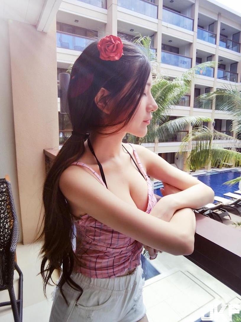 過生日必備長輩！「白嫩美乳正妹」長輩好兇，「倒奶視角」衣服快撐爆好逼人！