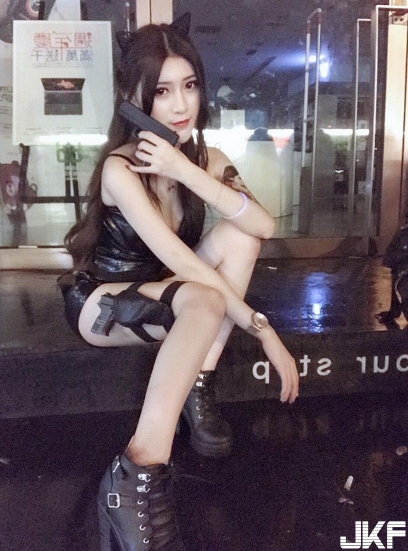 過生日必備長輩！「白嫩美乳正妹」長輩好兇，「倒奶視角」衣服快撐爆好逼人！