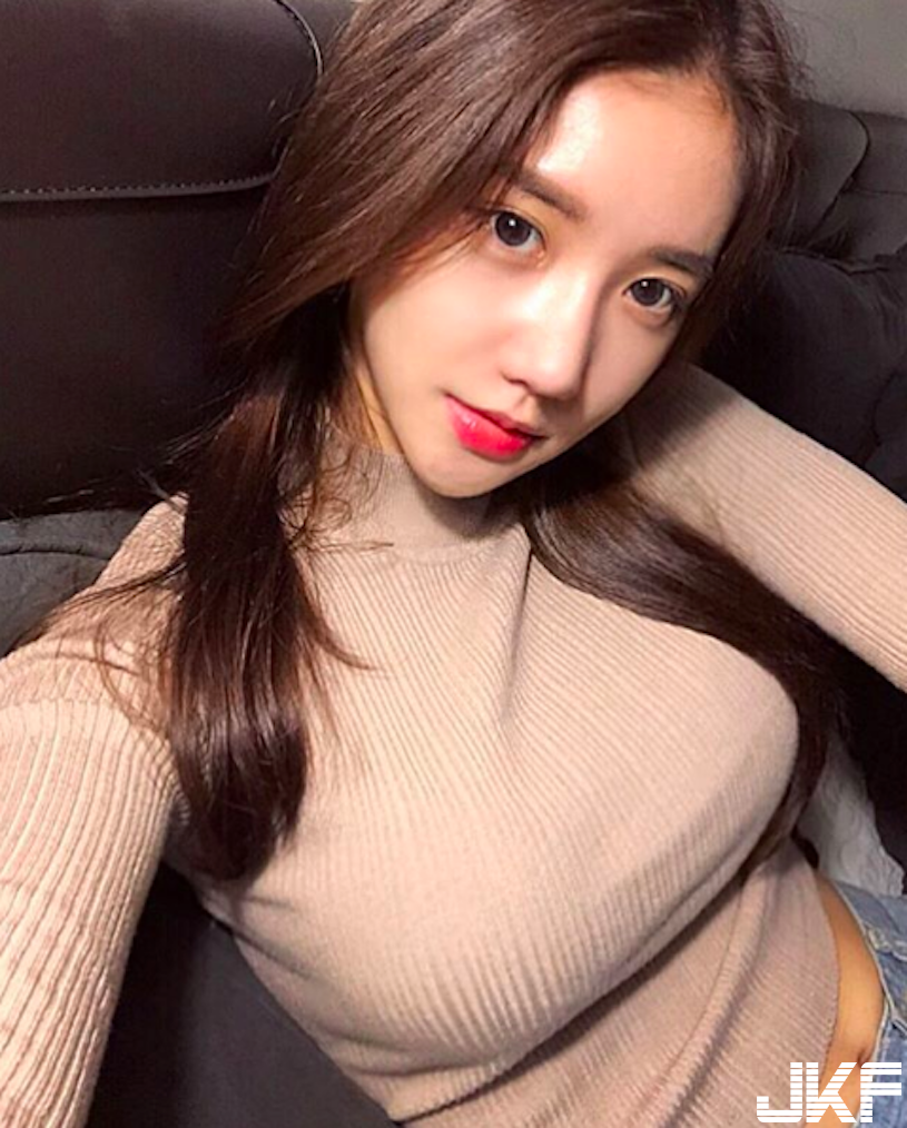 超性感！「白嫩美乳正妹」火辣自拍照太犯規！飽滿的「邪惡畫面」引人遐想&#8230;