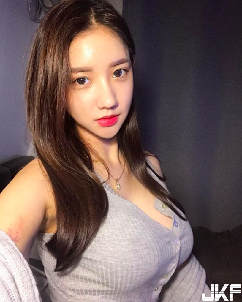 超性感！「白嫩美乳正妹」火辣自拍照太犯規！飽滿的「邪惡畫面」引人遐想&#8230;