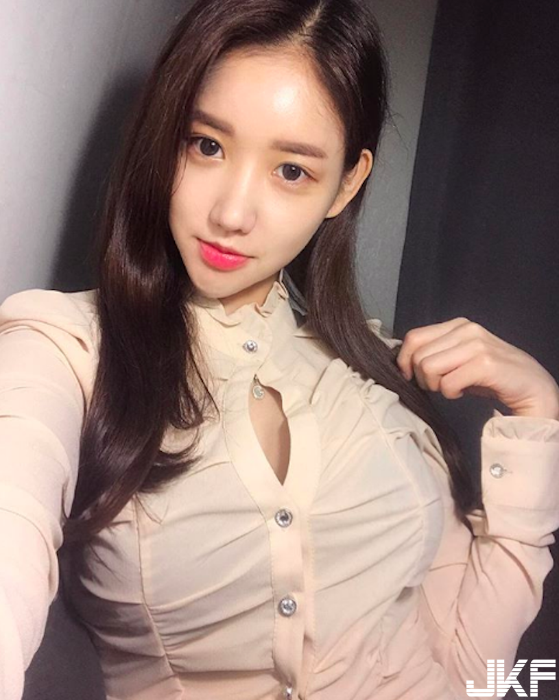 超性感！「白嫩美乳正妹」火辣自拍照太犯規！飽滿的「邪惡畫面」引人遐想&#8230;
