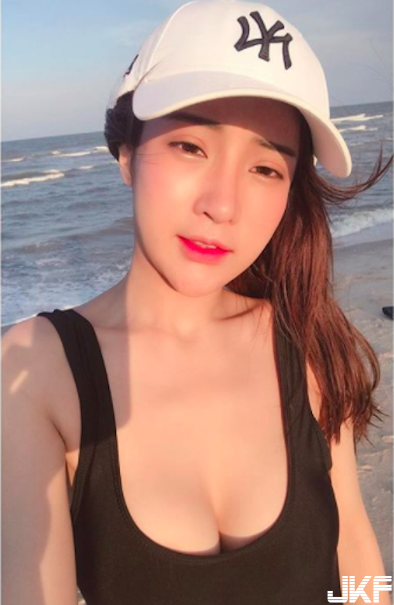 「甜美小女友」池中戲水全身濕噠噠！「雪白美乳」沾溼後更圓更大！畫面太撩人啦！