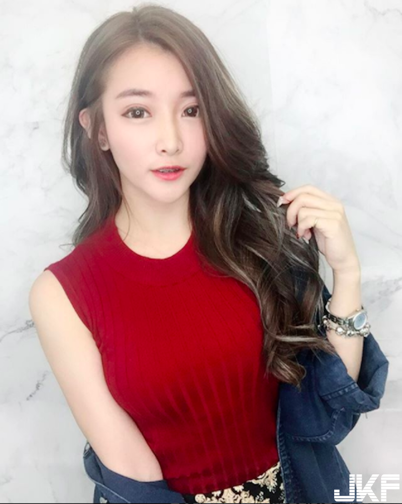 國高中球賽場「長髮美乳妹」出沒！「爆乳背心短裙」身材超火辣！無法專心打球啦！