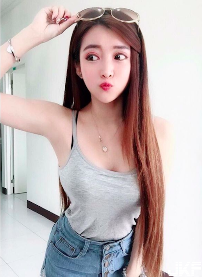 國高中球賽場「長髮美乳妹」出沒！「爆乳背心短裙」身材超火辣！無法專心打球啦！