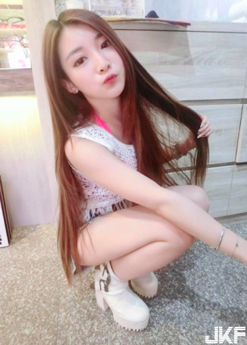 國高中球賽場「長髮美乳妹」出沒！「爆乳背心短裙」身材超火辣！無法專心打球啦！