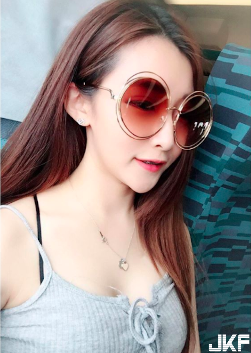 國高中球賽場「長髮美乳妹」出沒！「爆乳背心短裙」身材超火辣！無法專心打球啦！