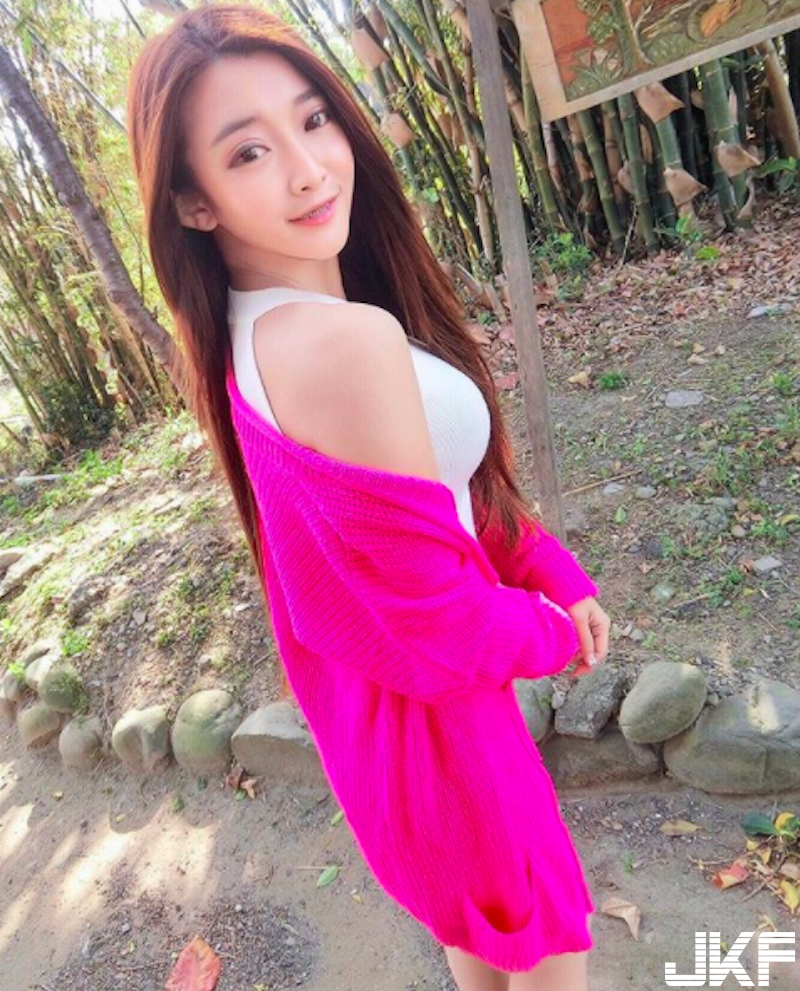 國高中球賽場「長髮美乳妹」出沒！「爆乳背心短裙」身材超火辣！無法專心打球啦！