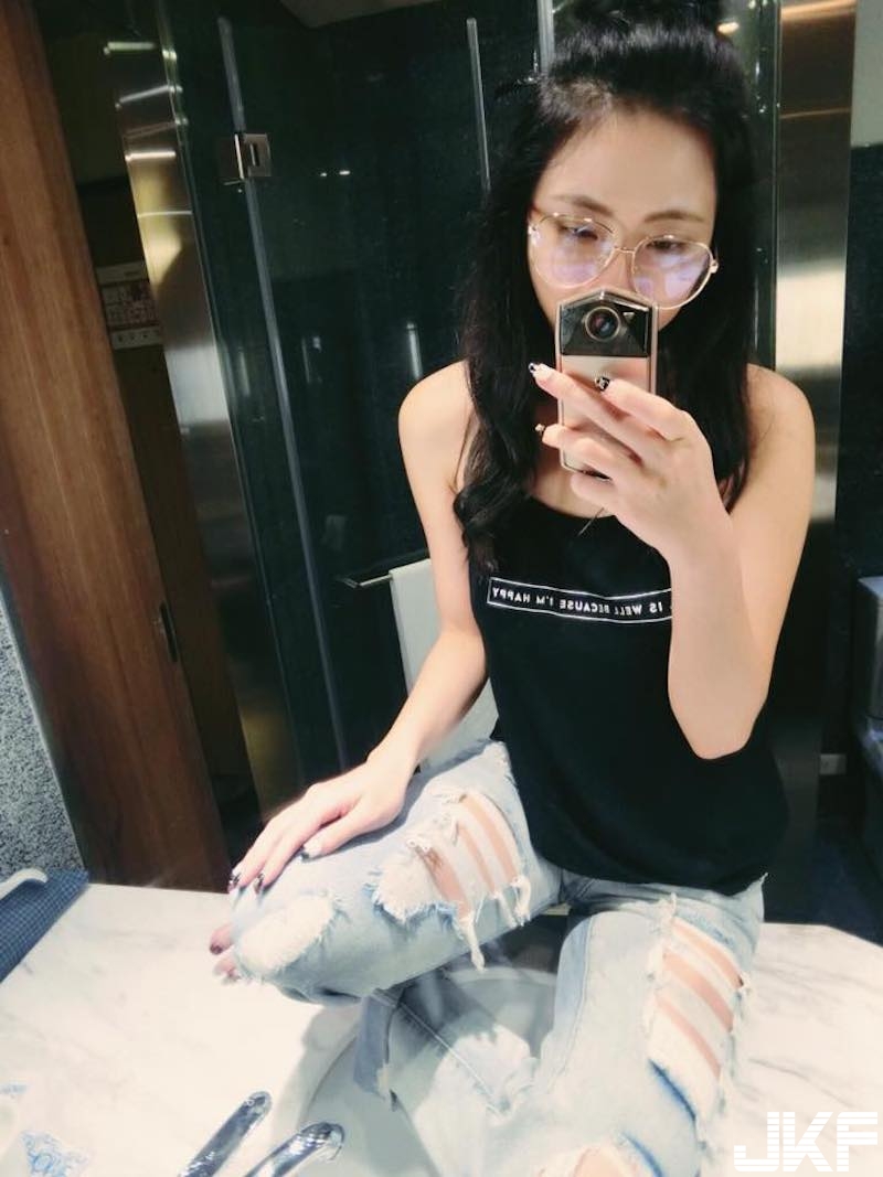 奶香四溢！白嫩美乳正妹「爆乳喝奶茶」！深V洋裝下「渾圓美胸」藏都藏不住！
