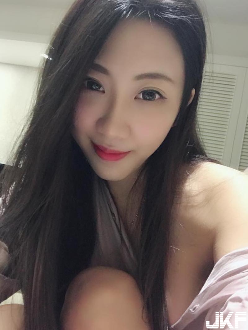 奶香四溢！白嫩美乳正妹「爆乳喝奶茶」！深V洋裝下「渾圓美胸」藏都藏不住！