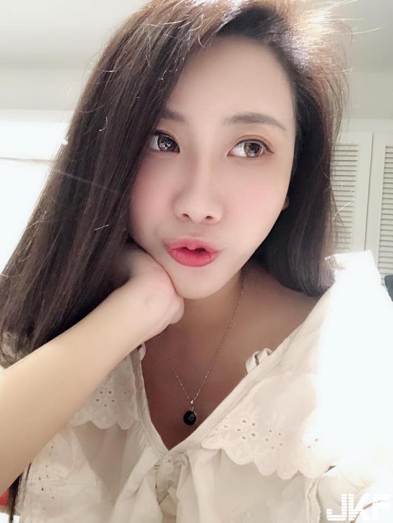 奶香四溢！白嫩美乳正妹「爆乳喝奶茶」！深V洋裝下「渾圓美胸」藏都藏不住！
