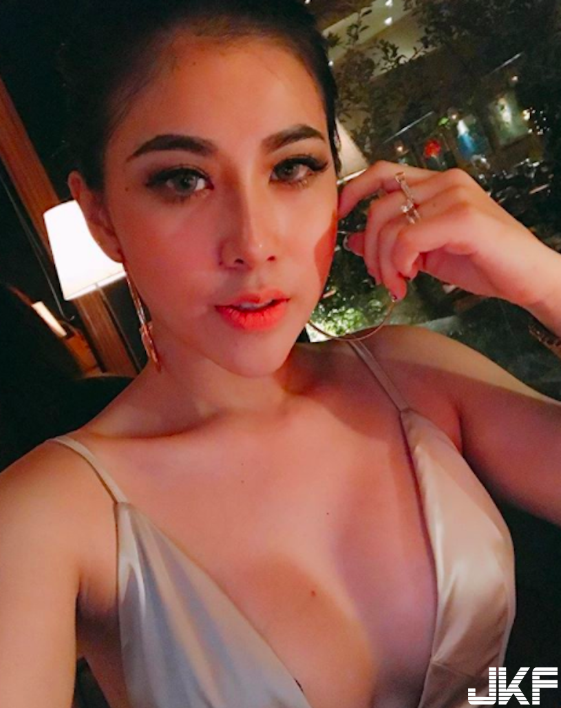 老師這樣母湯！「巨乳小學老師」下班大解放，「飽滿車頭燈」讓地方的爸爸搶著接小孩&#8230;