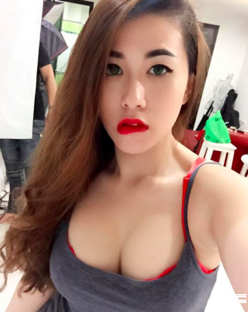 老師這樣母湯！「巨乳小學老師」下班大解放，「飽滿車頭燈」讓地方的爸爸搶著接小孩&#8230;