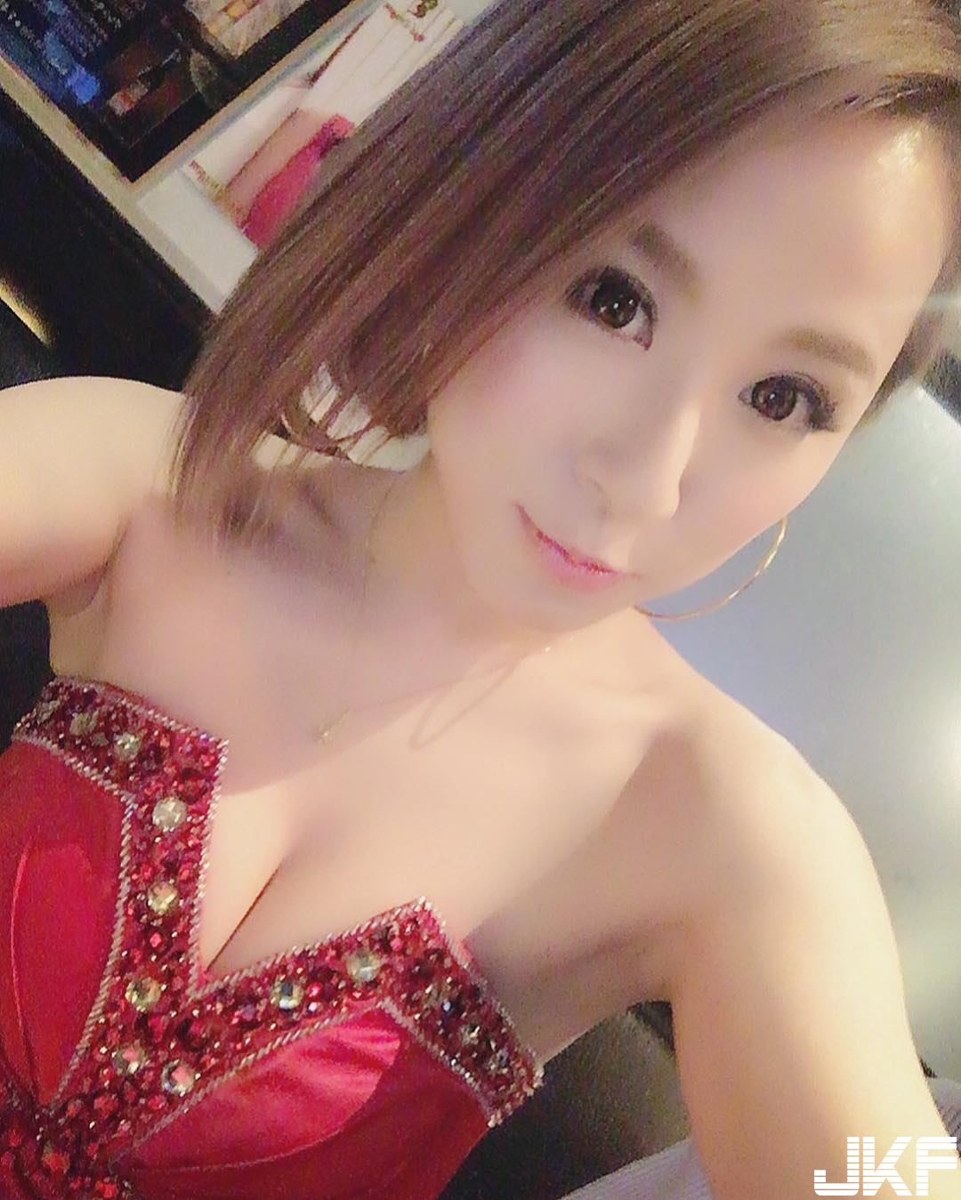 火辣「酒店公關」私下是賢妻良母！只穿「裸體圍裙」讓飽滿圓乳透氣！