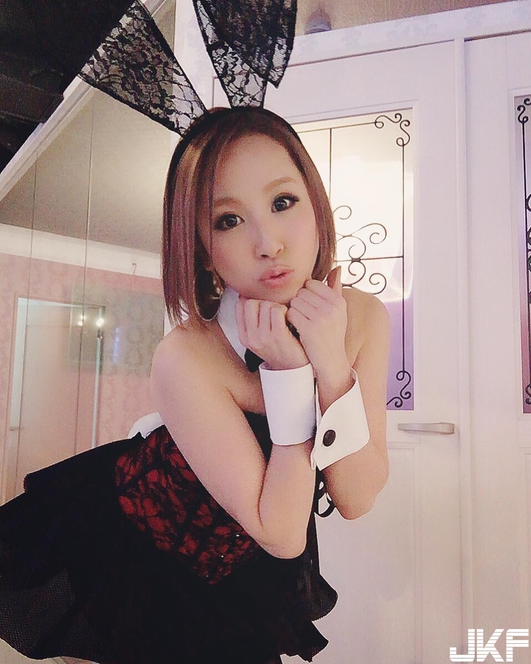 火辣「酒店公關」私下是賢妻良母！只穿「裸體圍裙」讓飽滿圓乳透氣！