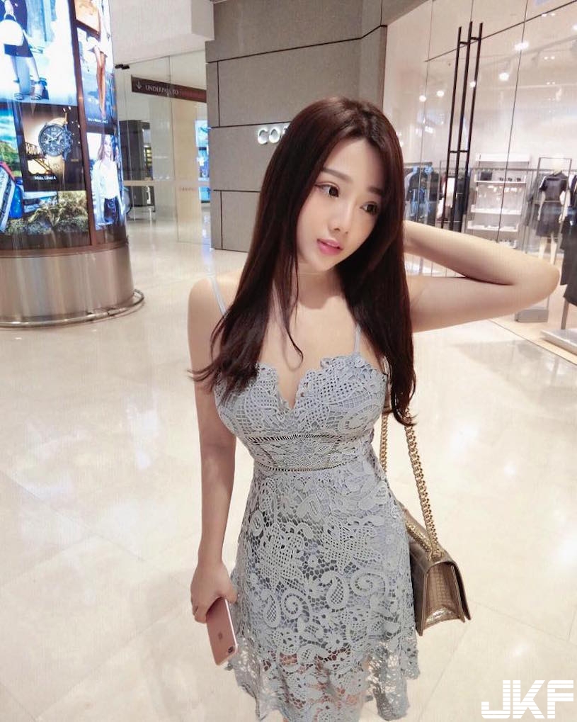 滿滿氣質！天菜級「白皙美乳妹」誘惑視角好犯規！超性感「長腿身材」有夠迷人&#8230;