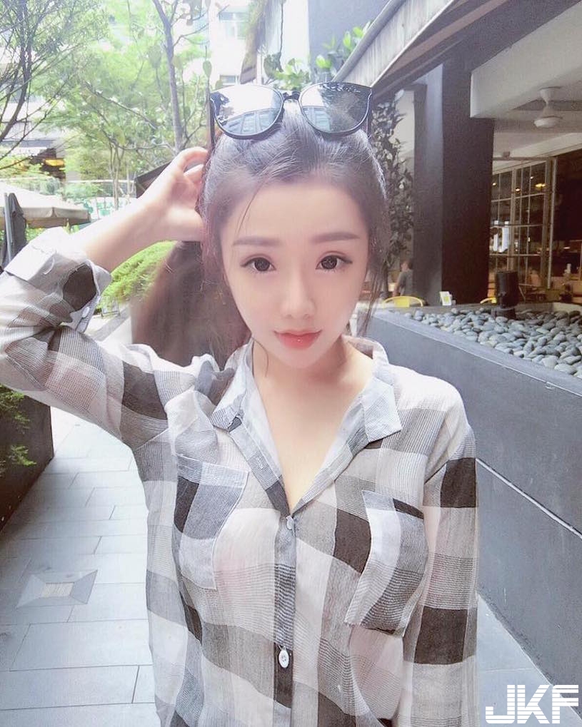 滿滿氣質！天菜級「白皙美乳妹」誘惑視角好犯規！超性感「長腿身材」有夠迷人&#8230;