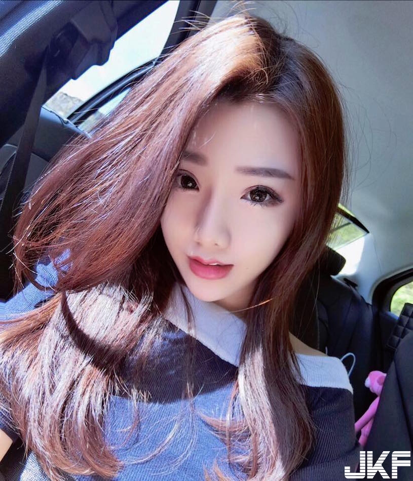 滿滿氣質！天菜級「白皙美乳妹」誘惑視角好犯規！超性感「長腿身材」有夠迷人&#8230;