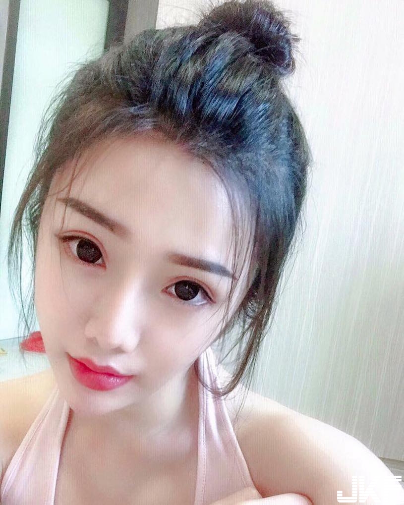 滿滿氣質！天菜級「白皙美乳妹」誘惑視角好犯規！超性感「長腿身材」有夠迷人&#8230;