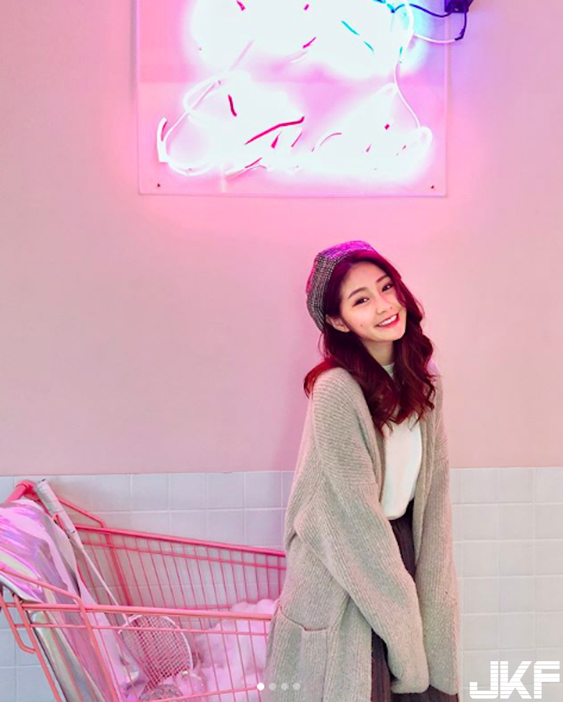 花叢間的大眼正妹！「惹火S曲線」好讓人著迷啊！