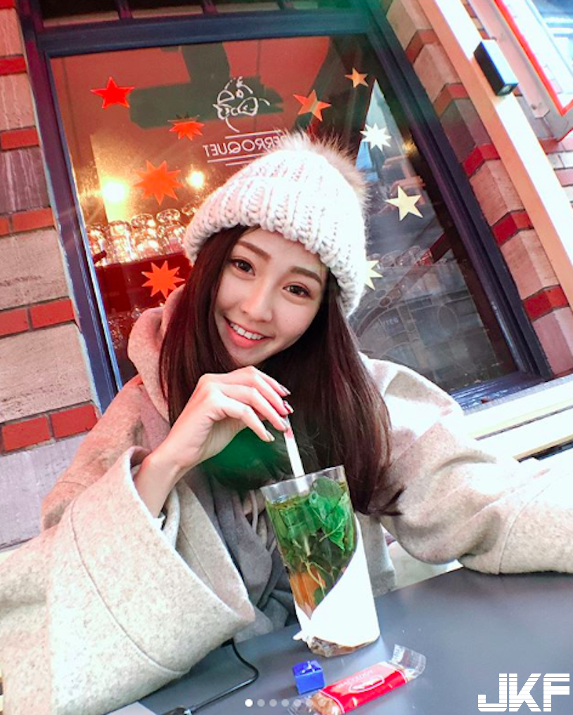 花叢間的大眼正妹！「惹火S曲線」好讓人著迷啊！