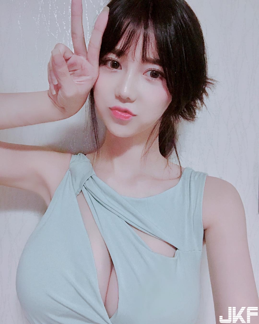 真人版娜美！巨乳妹子雙奶「不科學腫脹」　渾圓乳球比頭還大！