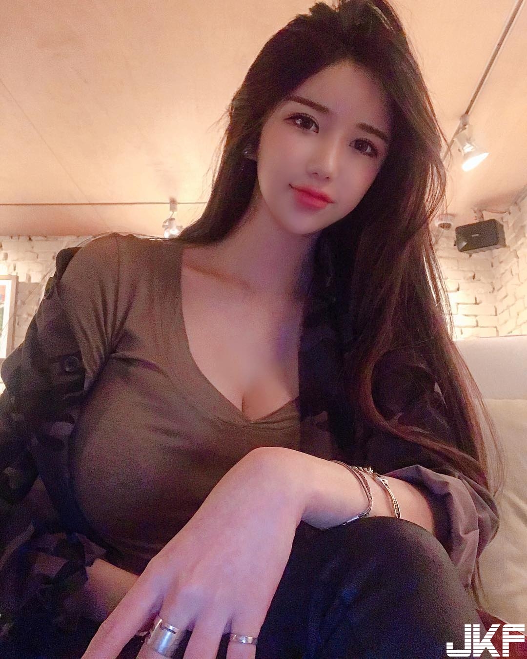 真人版娜美！巨乳妹子雙奶「不科學腫脹」　渾圓乳球比頭還大！