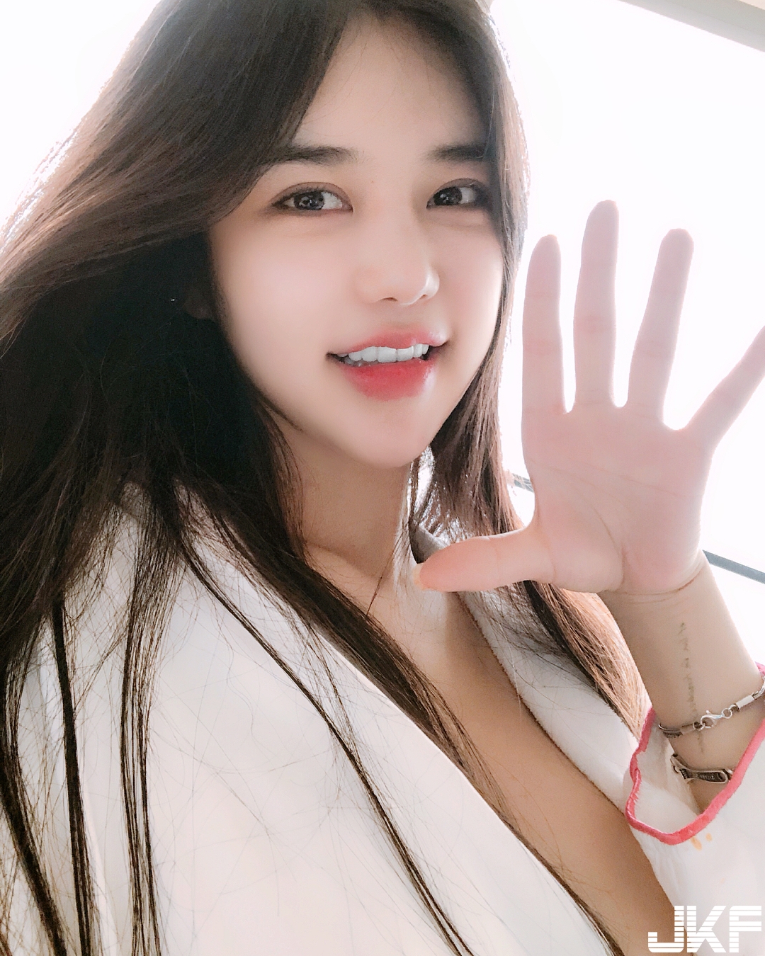 真人版娜美！巨乳妹子雙奶「不科學腫脹」　渾圓乳球比頭還大！