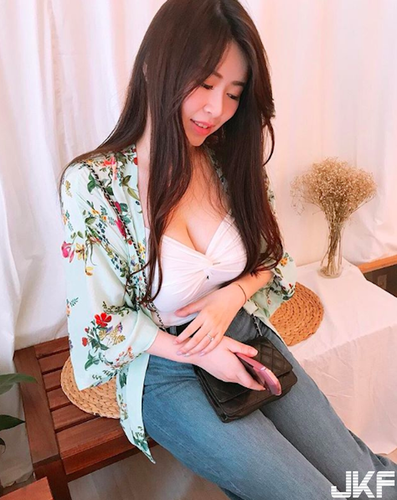 辣翻！奇美博物館驚見「巨大車頭燈」！「超兇美乳」讓旁邊遊客都看暈！
