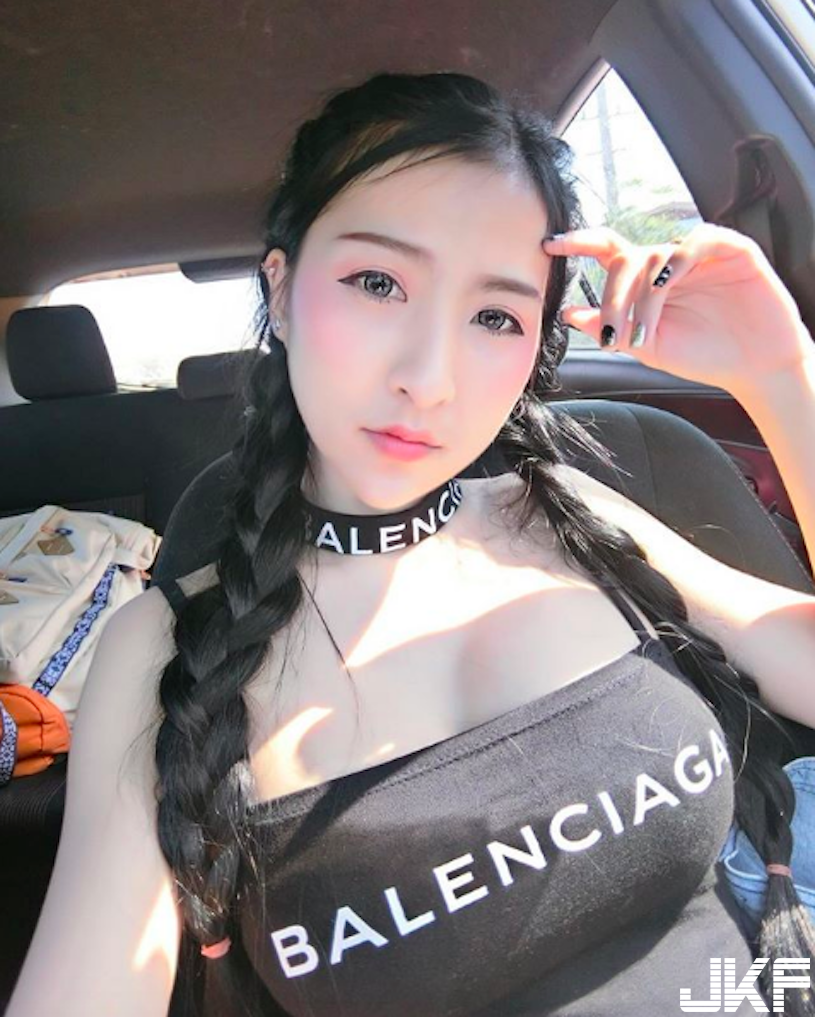 點心店驚見「甜美系正妹」極品顏值好犯規！超飽滿「美乳視角」有夠迷人啊&#8230;