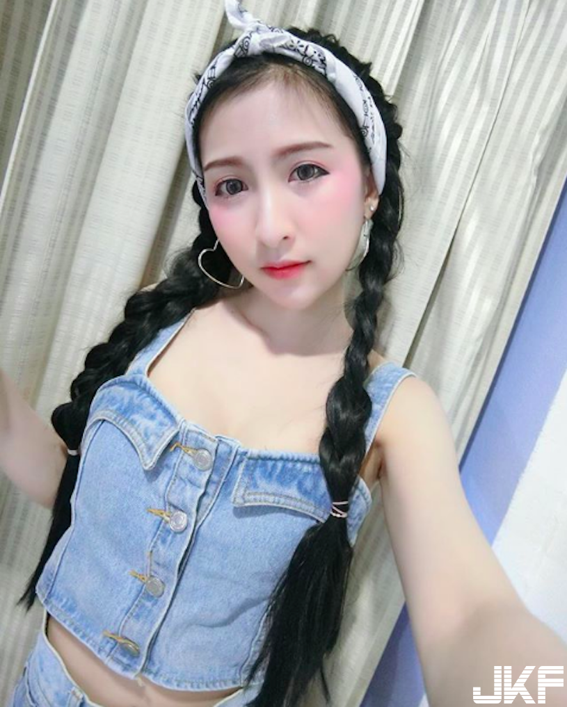 點心店驚見「甜美系正妹」極品顏值好犯規！超飽滿「美乳視角」有夠迷人啊&#8230;
