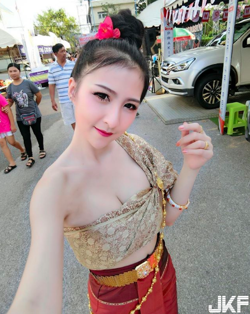點心店驚見「甜美系正妹」極品顏值好犯規！超飽滿「美乳視角」有夠迷人啊&#8230;